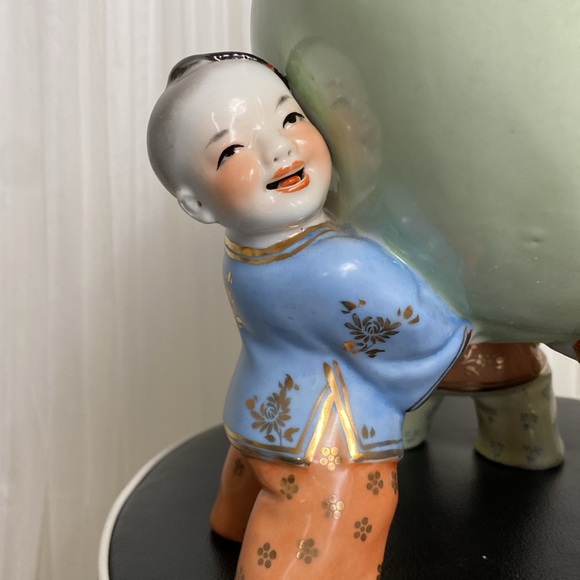 Vintage porcelain Chinese peach supported by 3 boys/men 11” tall - Picture 4 of 17